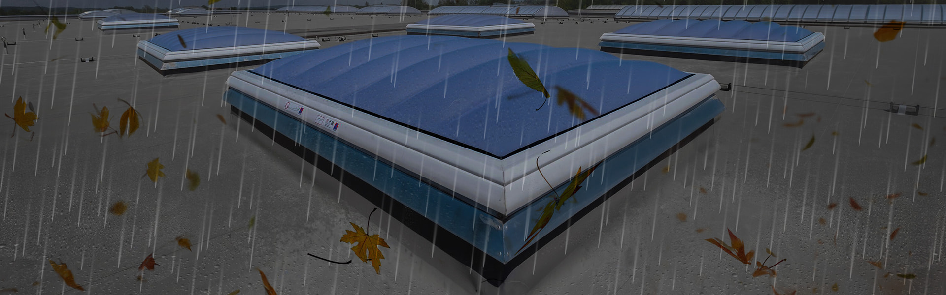 Flachdach während eines Gewitters mit Regen und Blitz