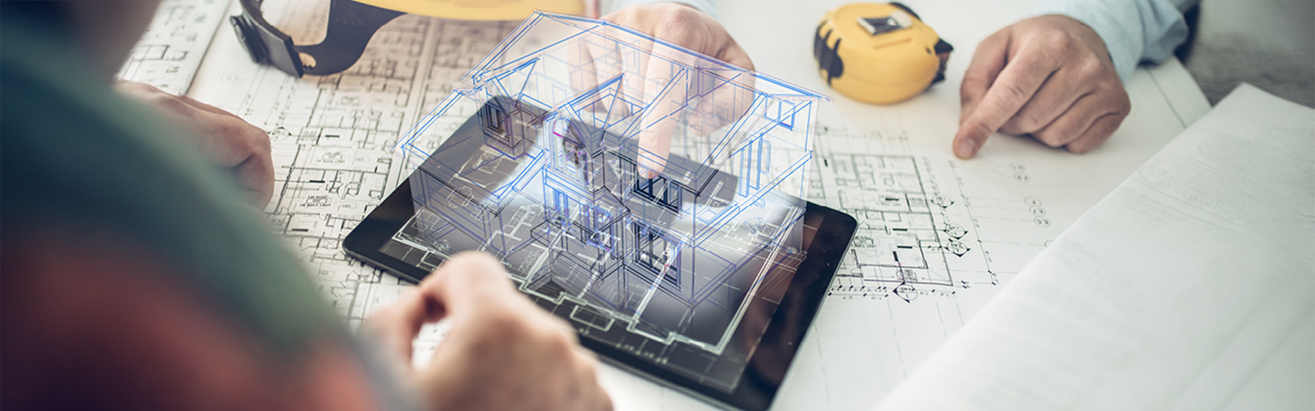 Architekten schauen sich am Tablet einen digitalen Bauplan an.