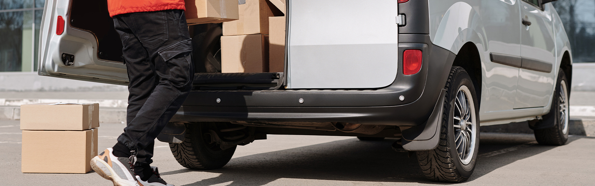 Lieferauto wird mit Paketen beladen | insights by LAMILUX