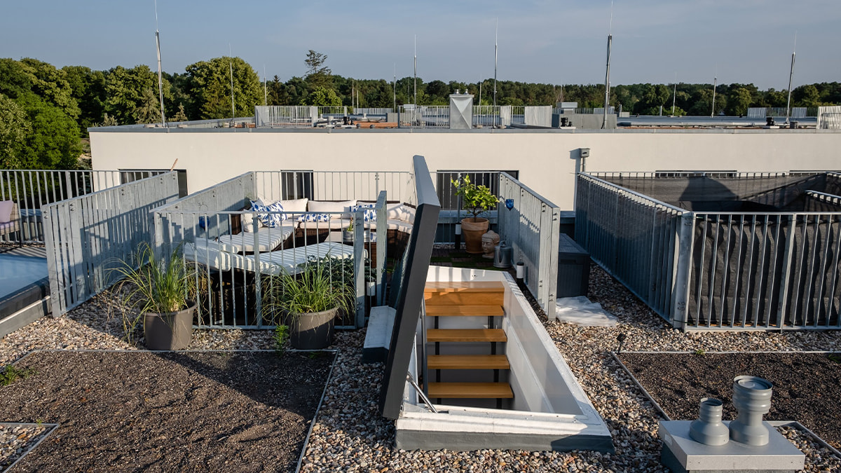 LAMILUX Flachdach Ausstieg Komfort Swing im Townhouse-Wohnkomplex in Berlin