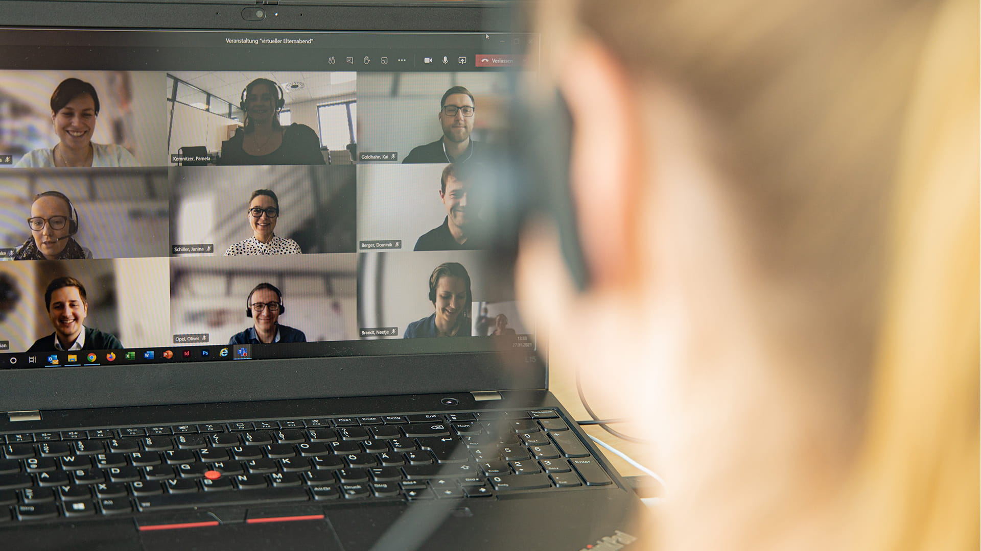 Frau bei virtueller Besprechung am Laptop