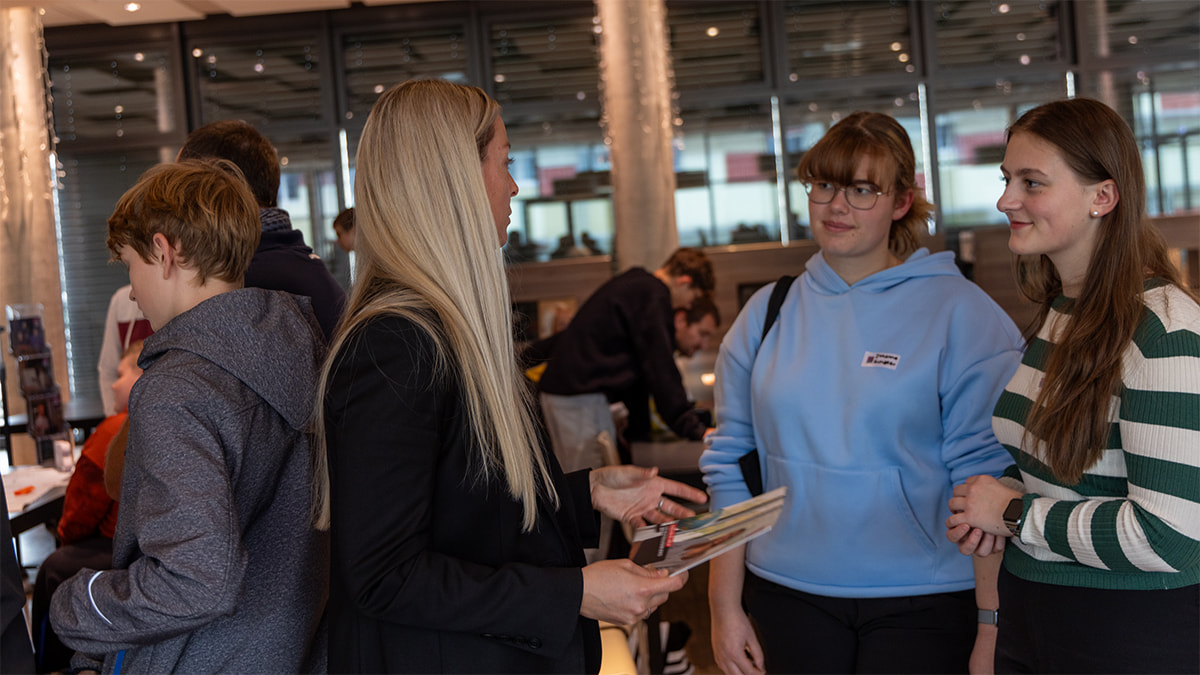 Schülerinnen informieren sich im Gespräch mit Ausbilderin Eva Weiß